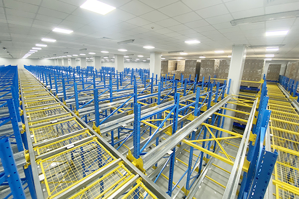 Proyek Desain Gudang Otomatis (Shuttle Empat Arah)